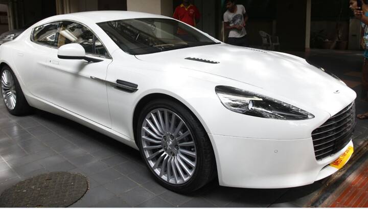 रिपोर्ट्स के मुताबिक एस्टन मार्टिन कार की कीमत तकरीबन 4 करोड़ बताई जा रही है. (तस्वीर- मानव मंगलानी)