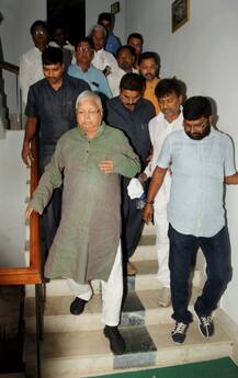 IN PICS: CBI छापे के बाद कल शाम अपने परिवार के साथ समर्थकों से मिले लालू यादव