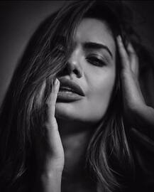 ईशा गुप्ता ने इंस्टाग्राम पर शेयर कीं बेहद मदहोश कर देने वाली तस्वीरें