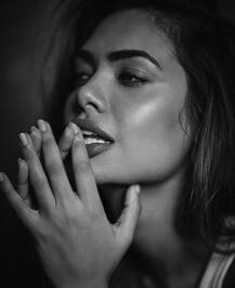 ईशा गुप्ता ने इंस्टाग्राम पर शेयर कीं बेहद मदहोश कर देने वाली तस्वीरें