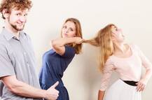 पुरुषों की धोखेबाजी औरतों को लड़वाती है आपम में!