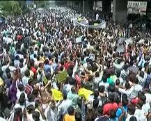 सूरत में GST के खिलाफ व्यापारियों ने हजारों की तादाद में किया प्रदर्शन