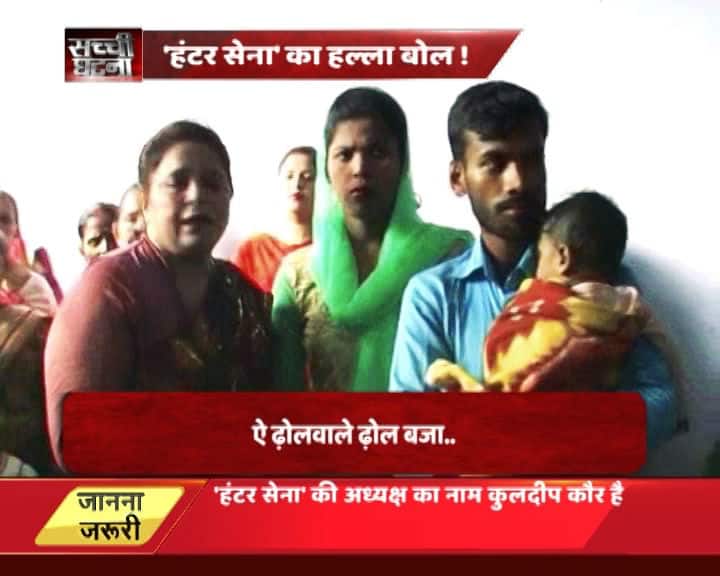 वैसे तो आपने कई तरह की अजीबो-गरीब शादियां देखी होंगी, लेकिन क्या आपने कभी पुलिस स्टेशन में कुंवारे बाप की शादी के बारे में सुना है ? जी हां! ये सच है. हैरान और परेशान कर देने वाला ये वाकया उत्तर प्रदेश के कानपुर शहर का है. खबरों के मुताबिक कानपुर की रहने वाली अल्पना, प्रदीप नाम के लड़के से प्यार करती थी. काफी दिनों से दोनों एक साथ लिव-इन-रिलेशन में रह रहे थे. इस दौरान दोनों को एक बच्चा भी हो गया. अल्पना के बार-बार जिद करने के बावजूद जब प्रदीप शादी के लिए नहीं राजी हुआ तो उसने कानपुर की ''हंटर सेना'' को अपनी आप बीती सुनाई.