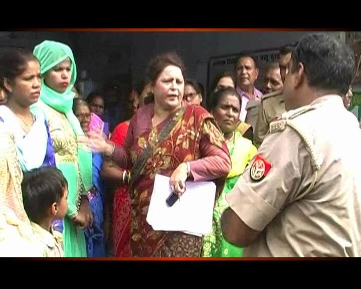 इतने ताम-झाम के साथ थाने पहुंची हंटर सेना को देख पुलिस वाले भी चौंक गए. जब पुलिस ने इन सब की वजह पूछी तो, दुल्हन ने सारी बात बता दी. दुल्हन की बात सुनने के बाद पुलिस ने दूल्हे से शादी के बारे में पूछा तो पता चला कि दूल्हा भी इस शादी के लिए राजी है. दोनों को राजी देख पुलिस ने हंटर सेना को शादी की इजाजत दे दी. लेकिन तमाशा यहीं नहीं थमा. पुलिस का कहना था कि दोनों की शादी सामने वाले मंदिर में करवा दी जाए.