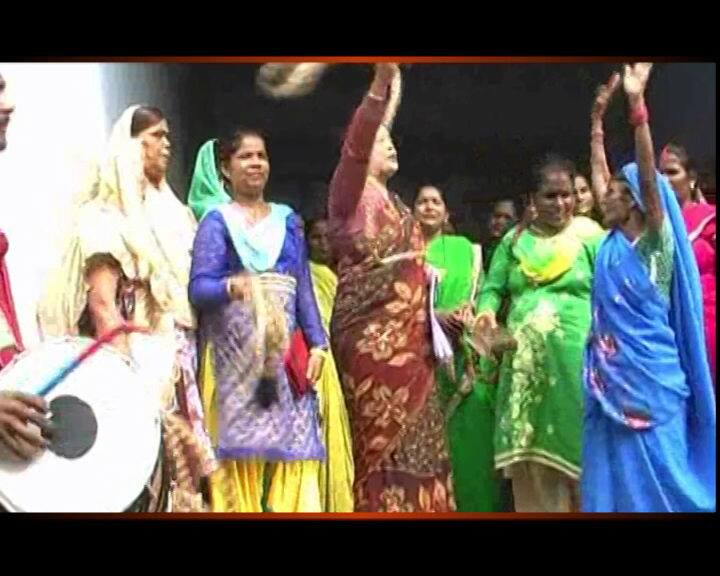 लेकिन हंटर सेना की कमांडर कुछ भी सुनने को राजी नहीं थी. उसने एक बार फिर ढोल बजाने का हुक्म दिया और फिर ढोल की थापों पर हंटर सेना की सदस्य महिलाएं नारे लगाते हुए नाचने लगीं. इसको लेकर हंटर सेना और पुलिस के बीच काफी कहासुनी भी हुई. बाद में एसओ साहब के कड़े लहजे में बोलने पर हंटर सेना की हेंकड़ी कम हुई और वो लोग पूरे बैंड बाजे के साथ थाने से बाहर निकल गईं.