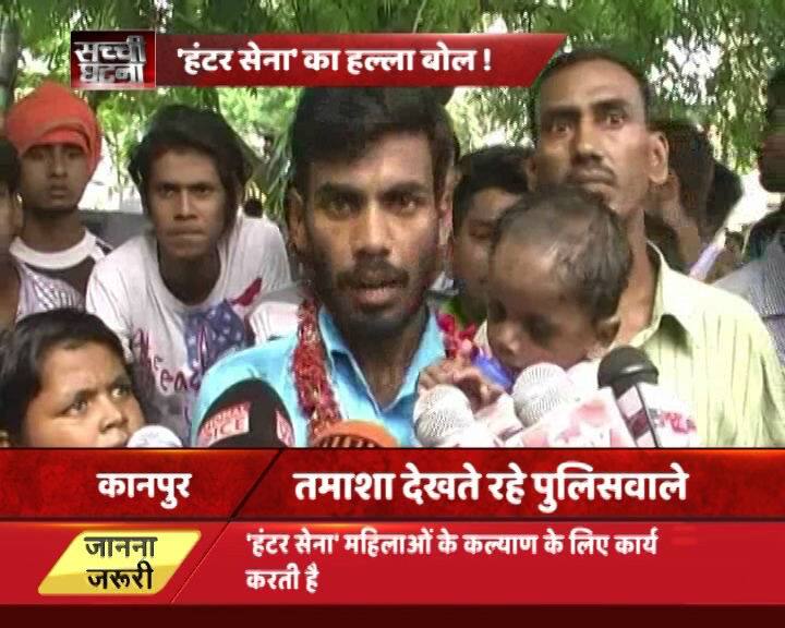 थाने में तमाशा बंद हुआ तो फिर ये सड़क पर शुरु हो गया. दुल्हन अल्पना महिलाओं से घिरी थी. उनके बीच ही दूल्हा प्रदीप एक बच्चे को गोद में लेकर खडा था. प्रदीप के मुताबिक अल्पना से उसने शादी नहीं की थी, लेकिन वो पत्नी की तरह ही उसके साथ रहती थी. इसी दौरान अल्पना उसके बच्चे की मां भी बनी लेकिन इसके बाद ही वो घर छोड़कर अपने रिश्तेदारों के पास जाकर रहने लगी थी.