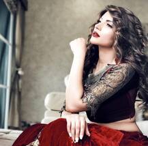 बोल्डनेस छोड़ दुल्हन के अवतार में आईं शमा सिकंदर, तस्वीरें हुईं वायरल