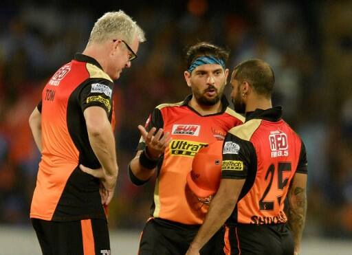 टॉम मूडी: लंबे समय से टीम इंडिया के कोच पद के लिए अप्लाई कर रहे ऑस्ट्रेलिया के टॉम मूडी भी इस रेस में शामिल हैं. सबसे पहले उन्होंने साल 2005 में आवेदन किया था. तब ग्रेग चैपल को उनके स्थान पर नियुक्त किया गया. इसके बाद पिछले साल भी मूडी ने अप्लाई किया लेकिन अनिल कुंबले को कोच बनाया गया. एक बार फिर मूडू ने भारतीय टीम के कोच पद के लिए आवेदन किया है. बतौर कोच मूडी ने श्रीलंका क्रिकेट टीम को 2007 के वर्ल्ड कप में फाइनल तक पहुंचाया और पिछले साल हैदराबाद सनराइज़र्स को आईपीएल का पहला खिताब भी दिलवाया. टॉम मूडी ने ऑस्ट्रेलिया के लिए 76 वनडे और 8 टेस्ट भी खेले हैं.