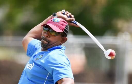 फिल सिमंस: वेस्टइंडीज़ के लिए 143 वनडे और 26 टेस्ट खेलने वाले फिल सिमंस के पास वेस्टइंडीज़, ज़िम्बाब्वे और आयरलैंड की टीमों को कोचिंग दी है. सिमंस के कोच रहते आयरलैंड क्रिकेट को बड़ते हुए देखा गया. उनके कोच रहते हुए आयरलैंड ने 11 ट्रॉफी ज़ जीती. जबकि हर आईसीसी इवेंट के लिए क्वालीफाइ भी किया. इसके साथ ही उन्होंने पाकिस्तान और बांग्लादेश जैसी टीमों को 2007 विश्वकप में मात भी दी. इसके अलावा सिमंस की कोचिंग में आयरलैंड ने साल 2011 विश्वकप में इंग्लैंड को और 2015 विश्वकप में ज़िम्बाबवे को भी हराया.