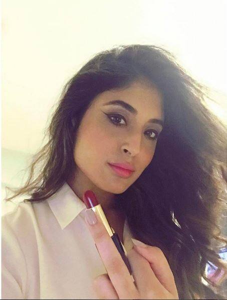 टेलिविजन एक्ट्रेस कृतिका कामरा ने भी ( #lipstick rebellion ) कैम्पेन के तहत अपनी मिडिल फिंगर में लिपस्टिक को पकड़कर सेल्फी ली और अपने फैंस के साथ शेयर की है.