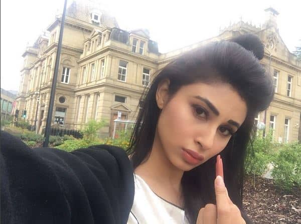 आपको बता दें कि नागिन सीरियल की एक्रेहैस मौनी रॉय ने भी इस कैम्पेन को सपोर्ट किया है और लिपस्टिक के साथ वाली अपनी सेल्फी शेयर की है. 