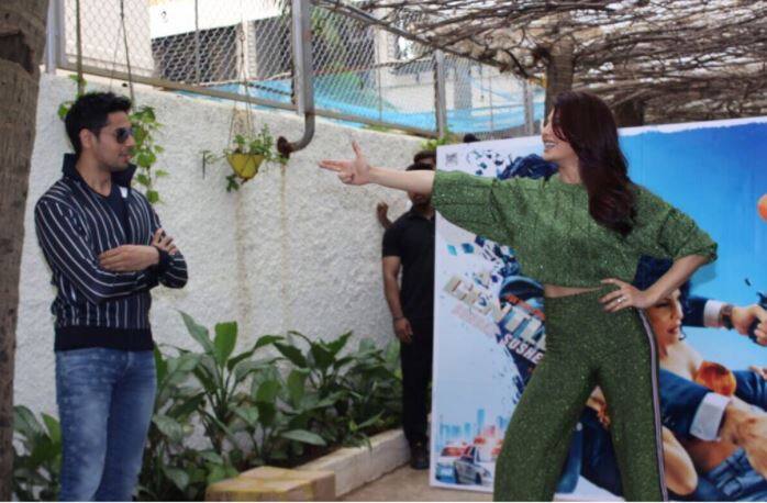 जैकलीन ने आगे कहा, ''मैं हमेशा से एक्शन फिल्में करना चाहता थी. लेकिन लड़कियों को आसानी से इस तरह के मौके नहीं मिलते. अंतत: यह फिल्म की कहानी थी, जिसमें मेरे किरदार को मारधाड़ वाले सीन करने ही थे.