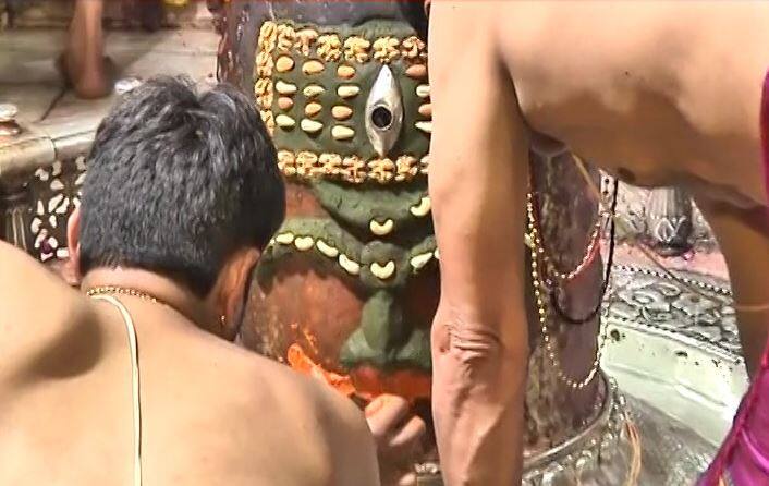 सावन का पहला सोमवार, देश भर के शिव मंदिरों में गूंज रहे हैं भोलेनाथ के जयकारे