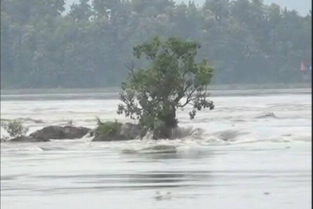 असम में बाढ़ से हालात बिगड़े, 51,000 लोग प्रभावित Due to floods in Assam, 51,000 people affected in Nalbari, Barpeta districts असम में बाढ़ से हालात बिगड़े, 51,000 लोग प्रभावित