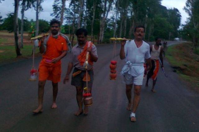 clashes between two groups going for dak kanwar in uttar pradesh going डाक कांवड़ लेकर जाने को लेकर दो पक्षों में मारपीट, भारी पुलिस बल तैनात