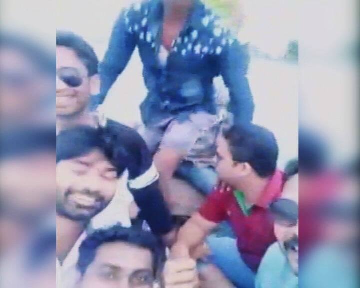 हादसा उस वक्त हुआ जब नाव पर मस्ती कर रहे सभी दोस्त सेल्फी लेने के लिए नाव के एक कोने में जमा हो गए, जिससे सारा भार एक तरफ हो गया और नाव नदी में पलट गई.