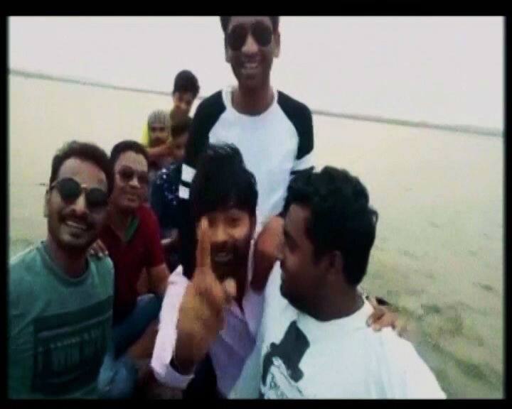  आपको बता दें कि ये सभी दोस्त अपने एक साथी का बर्थडे मनाने के लिए वहां गए थे. हादसे से पहले की वीडियो से साफ है कि सभी दोस्त काफी खुश थे और नाव पर ही वीडियो और फोटो ले रहे थे.