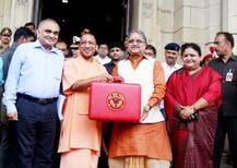 यूपी बजट : किसान कर्जमाफी के लिये 36 हजार करोड़ का प्रावधान, सपा सरकार की कई योजनाएं बंद