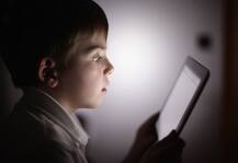 मोबाइल, टैब और लैपटॉप बच्चे की दूर की नजर कमजोर कर रहा है: एम्स