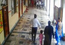 मेरठ: BSP नेता हाजी याकूब कुरैशी की बेटी की \'दबंगई\', छात्राओं को चाबुक से पीटा