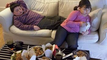 बच्चों को एक्टिव करें- आज के बच्चे गैजेट्स की दुनिया में इतने मग्न रहते हैं कि वह आलसी हो जाते है. उन्हें बाहर खेल-कुद से जोडें रखें और एक्टिव बनाएं.