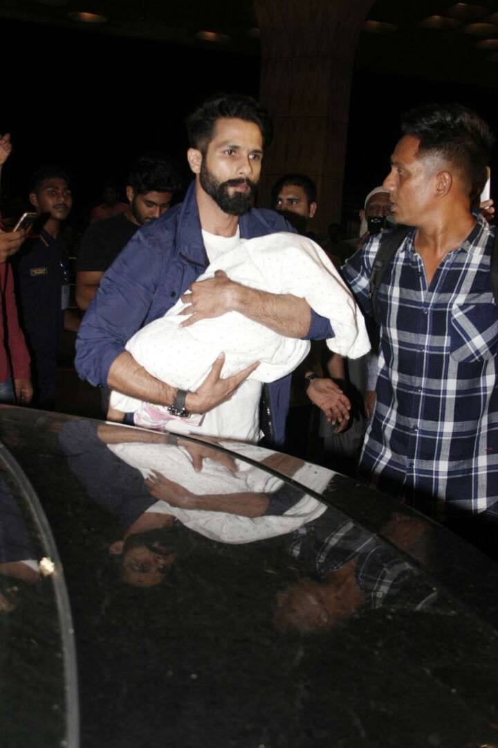 शाहिद कपूर बेटी मीशा को गोद में लिए हुए थे.