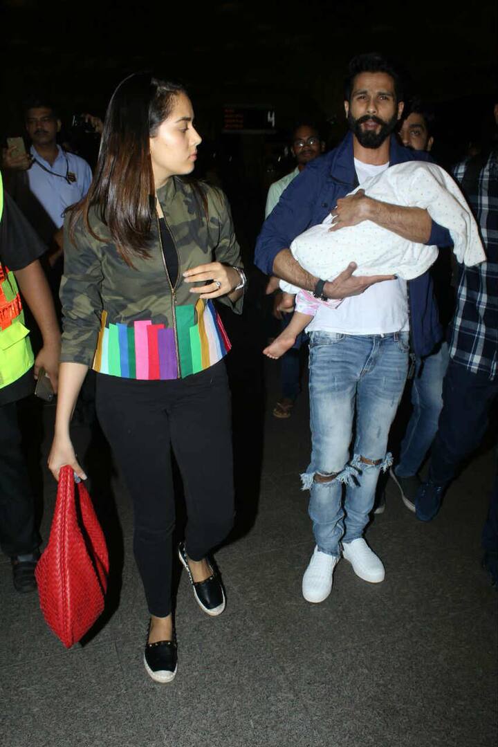 इस साल आईफा अवॉर्ड समारोह में बॉलीवुड अभिनेता शाहिद कपूर के साथ उनकी पत्नी मीरा और बेटी मीशा भी डेब्यू करने वाली हैं. कल मुंबई एयरपोर्ट पर शाहिद कपूर को स्पॉट किया गया.