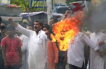 अमरनाथ हमला: देश भर में प्रदर्शन, लोगों ने जलाए पाकिस्तान के पुतले