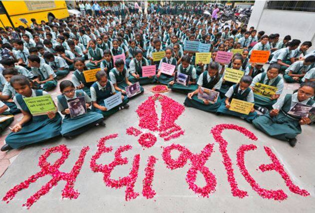 स्कूली बच्चों ने इस आतंकी हमले में मरने वालों को भाव भीनी श्रद्धांजलि दी. 