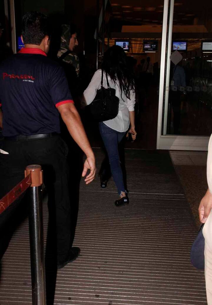 सारा अपने भाई इब्राहिम का हाथ पकड़े मुंबई एयरपोर्ट पर एंट्री लेती नज़र आईं. (Photo: Manav Mangalani)