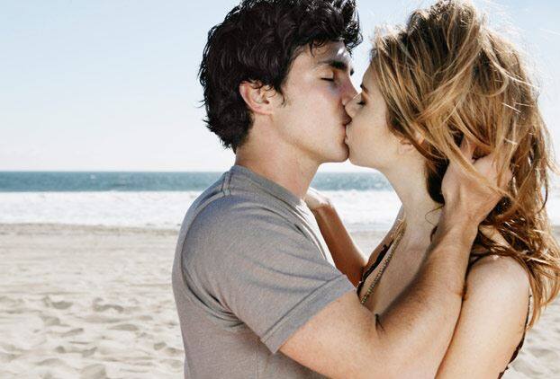 किसिंग- ओरल सेक्स की तरह की किस (स्मूच) करने से भी एड्स हो सकता है. दरअसल, स्मूच के दौरान एक-दूसरे के स्लाइवा एक्सचेंज होते हैं जिससे की एड्स होने का खतरा बढ़ जाता है.