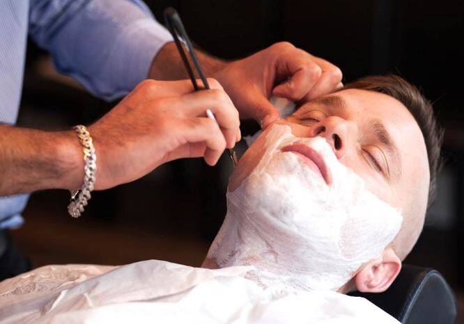 रेजर शेयरिंग- किसी दूसरे का रेजर शेयर करने में भी ये दिक्कत आ सकती है. रेजर, टूथब्रश या इस तरह की चीजें किसी इंफेक्टिड पर्सन की यूज करने से बचना चाहिए.