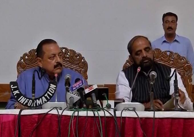 Mos Pmo Dr Jitendra Singh And Mos Home Hansraj Ahir Brief The Media In On Amarnath Attack 2 अमरनाथ हमले पर हंसराज अहीर ने कहा, 'सुरक्षा इंतजाम में कमी दूर करेंगे'