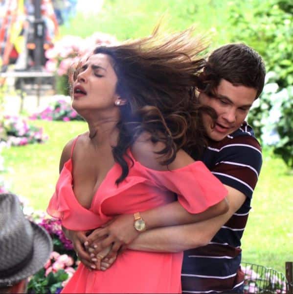 तस्वीरों में आप देख सकते हैं कि शूट के दौरान ऐडम ने प्रियंका को किस तरह से जकड़ रखा है. इसे लेकर जानकारी मिल रही है कि इस सीन में प्रियंका खुद को नुकसान पहुंचाने जा रही थीं लेकिन ऐडम ने उन्हें बचा लिया.