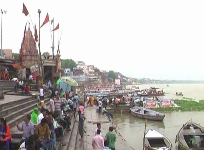 भारी बारिश से बद्रीनाथ हाईवे बहा, 550 यात्री फंसे, बनारस में गंगा आरती की जगह बदली