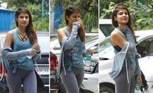 जिम के लिए निकलीं रेहा कैमरे में हुईं कैद