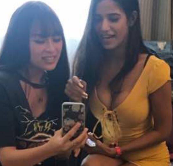 बताते चलें कि पूनम पांडे सोशल मीडिया सनसनी के तौर पर जानी जाती हैं. जिन एकाध फिल्मों में उन्होंने काम किया है वे बेहद असफल रही हैं लेकिन फेसबुक, ट्विटर और इंस्टा पर उनका जलवा बरकरार है. इन तस्वीरों को देखने के बाद उनके फैंस को उनके आने वाले वीडियो का बेसब्री से इंतज़ार होगा. 