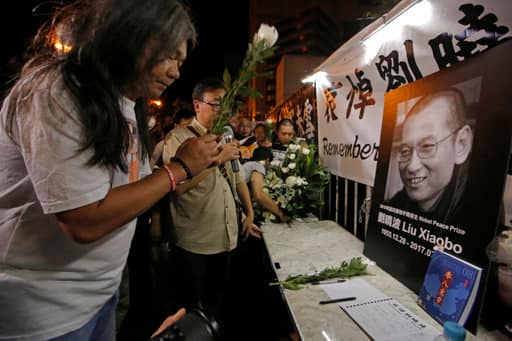 उधर, संयुक्त राष्ट्र मानवाधिकार प्रमुख जैद राद अल हुसैन ने शियाओबो के निधन पर दुख प्रकट करते हुए बयान में कहा, ‘‘चीन और दुनिया भर में मानवाधिकार आंदोलन ने एक सिद्धांतवादी योद्धा खो दिया है जिसने अपना पूरा जीवन मानवाधिकार की रक्षा करने और उसे बढ़ावा देने में लगा दिया.’’ आपकी जानकारी के लिए बता दें चीन में विध्वंस फैलाने को लेकर लियु को साल 2009 में 11 साल जेल की सजा सुनाई गई थी.