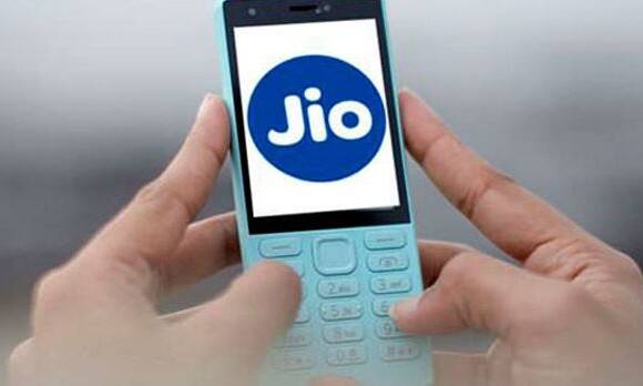 इकॉनमिक टाइम्स की रिपोर्ट के मुताबिक आने वाला रिलायंस जियो 4G VoLTE फीचर फोन 500 रुपये की कीमत के साथ आएगा.