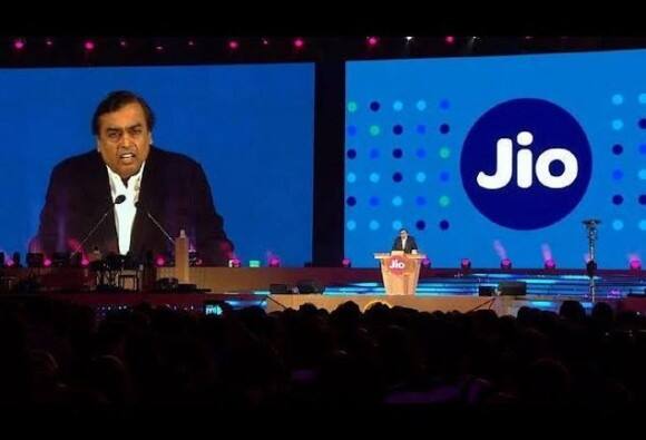 इस फीचर फोन में 2 मेगापिक्सल का रियर कैमरा होगा वहीं VGA फ्रंट फेसिंग कैमरा हो सकता है.