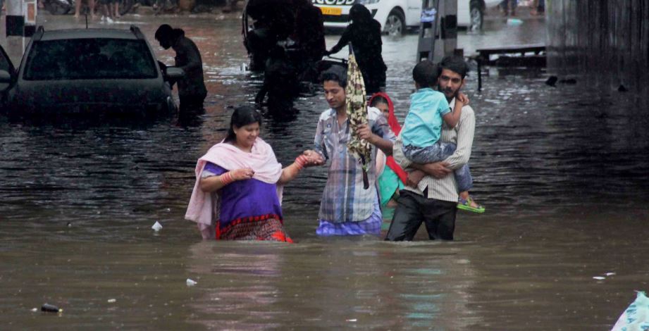 बाढ़ में आधा हिंदुस्तान, यूपी से असम तक पानी ही पानी, अबतक 140 की मौत