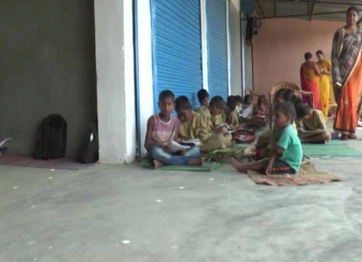 Uttar Pradesh Administration Run School In A Shop In Gorakhpur बाढ़: यूपी के गोरखपुर में दुकान में स्कूल चलाने को मजबूर हुआ प्रशासन
