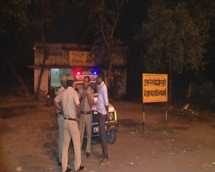 दिल्ली: फोन लेकर भाग रहे शख्स को भीड़ ने पकड़ कर पीटा, आरोपी की मौत Delhi Mobile Snatcher Lynched By Mob दिल्ली: फोन लेकर भाग रहे शख्स को भीड़ ने पकड़ कर पीटा, आरोपी की मौत