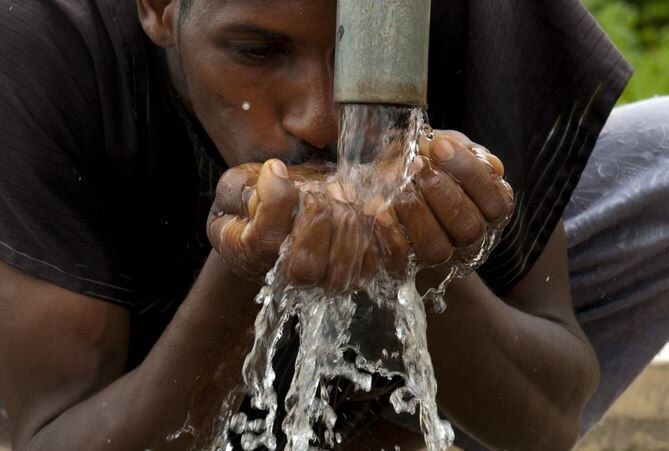Read Vijayshankar Charurvedi's blog on water crisis BLOG: माना कि जल ही जीवन है, लेकिन जीवन जाता कहां है?