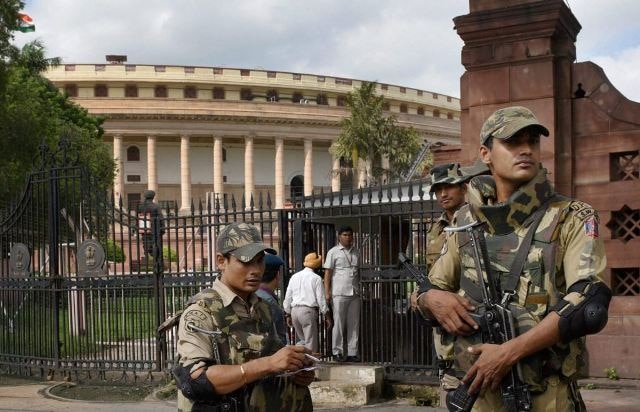 Delhi Security Check In Parliament House By Special Investigation Team 2 विधानसभा में विस्फोटक मिलने से हड़कंप, संसद भवन में स्पेशल टीम जांच में जुटी