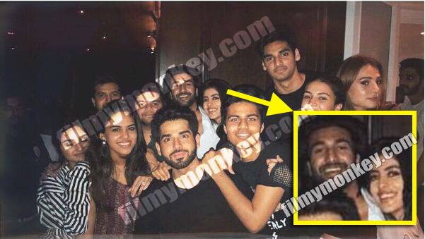 पार्टी के दौरान खींची गई इस तस्वीर में आप नव्या और मिजान को देख सकते हैं. (फोटो क्रेडिट - filmymonkey.com)