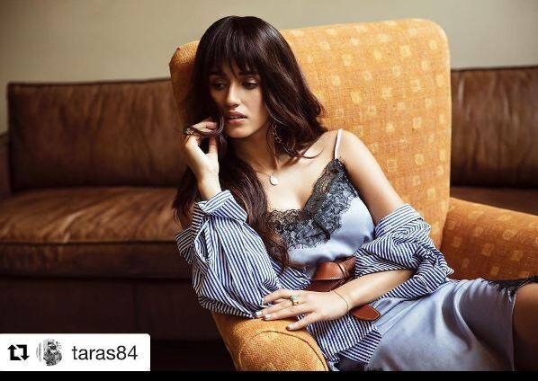 एक वक्त पर बॉलीवुड एक्टर टाइगर श्रॉफ के साथ रिश्तों को लेकर चर्चाओ में रहीं दिशा इस तस्वीर में एक अलग ही लुक में नजर आ रही हैं. आपको बता दें कि दिशा और टाइगर ने अपने रिश्तों को लेकर कभी भी खुल कर बात नहीं की.