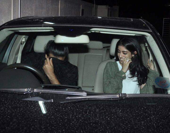 19 साल की नव्या के साथ PVR के बाहर स्पॉट हुए मिजान तब अपने कुर्ते से चेहरा ढंकने की कोशिश कर रहे थे.