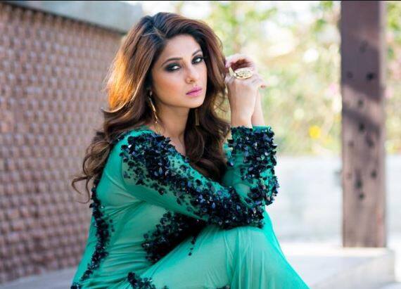 मशहूर टीवी एक्ट्रेस जेनिफर विंगेट हाल ही में 'बेहद' सीरियल के लिए अपने लुक को लेकर चर्चा में हैं. मीडिया रिपोर्ट्स में दावा किया जा रहा है कि उनकी पॉपुलरिटी को देखते हुए सीरियल के निर्माताओं ने एक एपिसोड के लिए मिलने वाली उनकी फीस को 80 हजार से बढ़ाकर 1 लाख रुपए कर दी है. इसके साथ ही जेनिफर छोटे पर्दे की सबसे ज्यादा कमाई एक्ट्रेस में शामिल हो गई है. आज हम आपको सबसे ज्यादा कमाई करने वाली एक्ट्रेस के बारे में बताने जा रहे हैं.