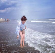 बीच से लेकर किनारे तक, जमकर मस्ती कर रही हैं IIFA अटेंड करने पहुंचीं कल्की